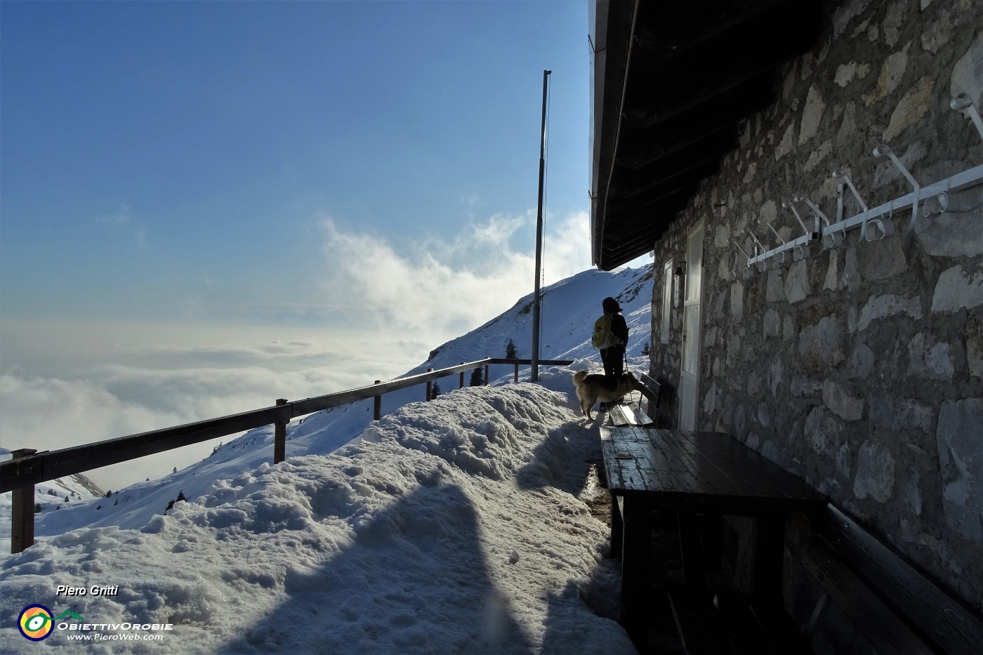 85 Prendiamo a dx sul sent. 223 salendo al Bivacco-Baita Mistri (1992 m).JPG